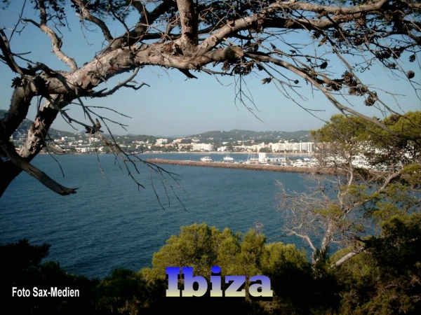 Unser Shop-Ibiza Blick von den Klippen auf die Bucht von Santa Eulalia