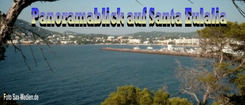 Blick von den Klippen auf die Bucht von Santa Eulalia